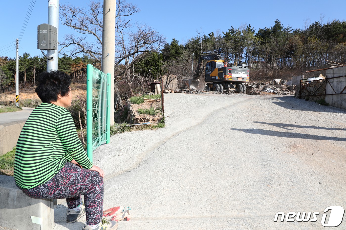 전소 주택 철거하는 산불피해 지역에 가보다