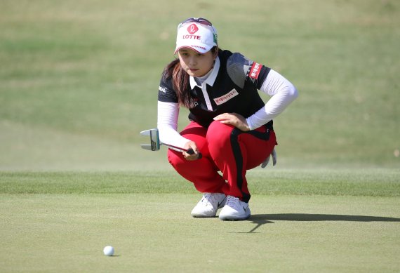 18일(한국시간) 미국 하와이주 카폴레이의 코올리나GC에서 열린 LPGA투어 롯데 챔피언십 1라운드에서 공동 3위에 자리한 최혜진이 17번홀에서 신중하게 퍼팅 라인을 살피고 있다. 최혜진은 이 대회에 스폰서 초청 선수로 출전했다. /사진=대홍기획