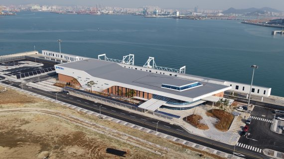 인천항 크루즈터미널이 2017년 6월 공사를 착공한 이래 2년여만인 오는 26일 개장한다. 사진은 인천항 크루즈터미널 전경. 인천시 제공