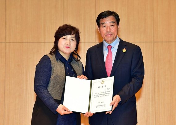 윤화섭 안산시장이 2019 경기도민체전 자원봉사자에게 위촉장 수여하고 있다. 사진제공=안산시