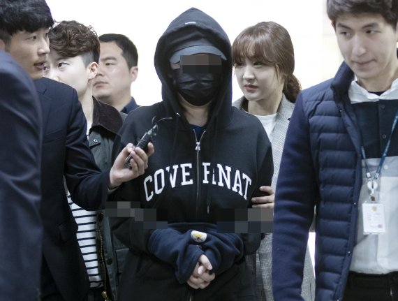 '마약 투약 혐의를 받는 클럽 MD(영업사원) 출신 중국인 여성 바모씨(일명 '애나')가 19일 오전 서초구 서울중앙지법에서 열린 구속 전 피의자 심문(영장실질심사)를 받기 위해 법정으로 향하고 있다. 2019.4.19 /사진=연합 지면화상