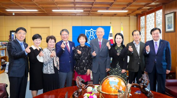 박재규 경남대 총장(사진 오른쪽 네번째)과 김선향 북한대학원대 이사장(사진 왼쪽 다섯번째)이 지난 18일 경남대 본관에서 대한적십자사에 1억 원 이상 기부한 개인 고액 기부자 클럽인 레드크로스 아너스클럽(RCHC) 지역 회원들을 초청해 간담회를 가졌다./사진=경남대