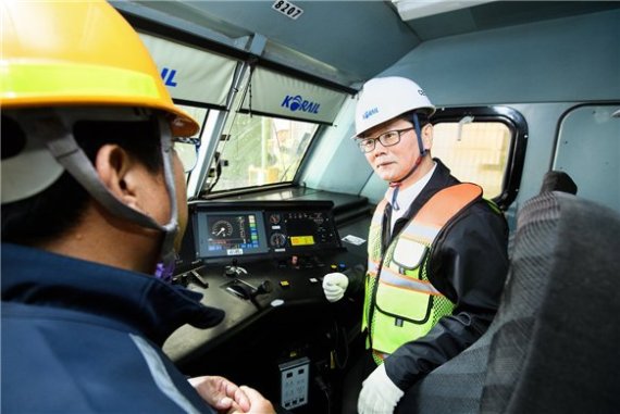 손병석 코레일 사장(오른쪽)이 19일 오후 수색차량사업소에서 정비 중인 전기기관차의 기관실 운전 장치를 점검하고 안전 운행을 당부했다.