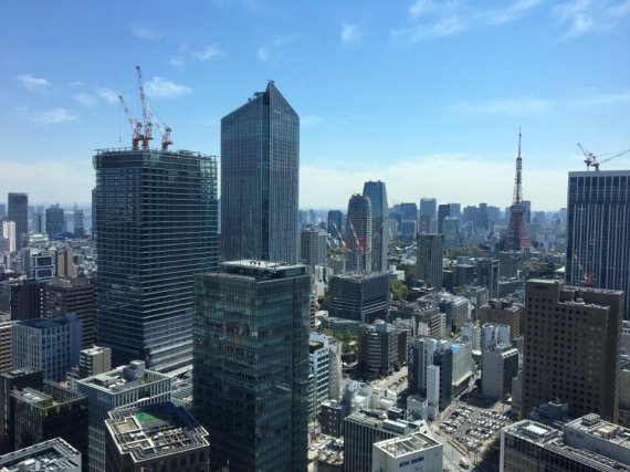 19일 도쿄 미나토쿠 토라노몬 일대에 고층 건물 올리기가 한창이다. 사진=조은효 특파원