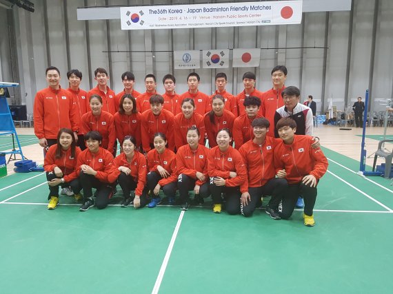 하남시에서 열린 제36회 한일 국가대항 배드민턴 경기대회 선수들이 기념촬영을 하고 있다.