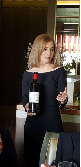 펜폴즈 와인을 공급하는 트레저리 와인 에스테이트의 브랜드 앰버서더 에밀리 스테킨본이 생 헬리 와인에 대해 설명하고 있다.