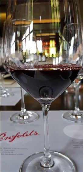 그랜지 와인의 검붉은 색깔.