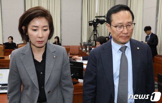 홍영표 더불어민주당 원내대표(오른쪽)와 나경원 자유한국당 원내대표. 뉴스1 © News1 이종덕 기자