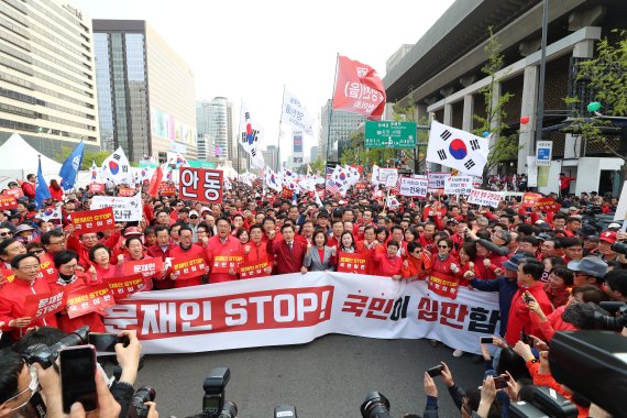 이미선 임명 강행..한국당 대규모 장외집회 촉발