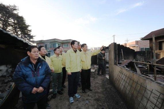 김병원 농협중앙회장(왼쪽 네번째)이 지난 5일 강원도 고성군 및 인근 관내 산불 피해지역 농가를 방문, 피해 상황을 점검하고 있다.