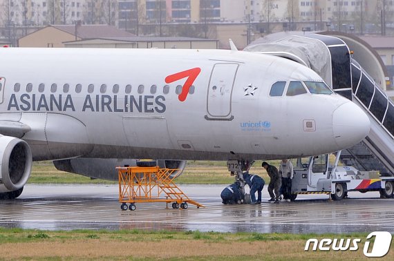9일 오후 광주공항에서 착륙 도중 앞바퀴가 파손된 아시아나항공기(A320·OZ8703편)를 수리하고 있다. 2019.4.9/뉴스1 © News1 한산 기자