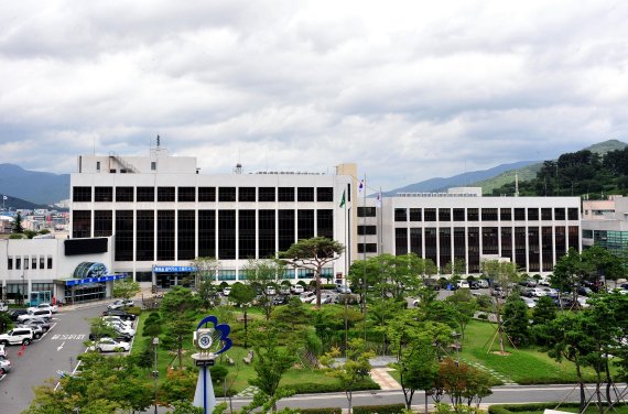 경남 양산시가 지난 1월 발행한 양산사랑카드가 이달 현재 사용자 1만 명 돌파 및 누적 발행액 30억 원을 달성하는 등 지역 경제활성화에 효자노릇을 톡톡히 하는 것으로 나타났다.