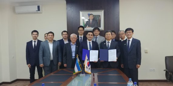 한국지질자원연구원 김복철 원장(앞줄 오른쪽 두번째)과 우즈베키스탄 국가지질자원위원회 파르하도비치 위원장(앞줄 오른쪽 세번쨰) 등 양 기관 주요 핵심 인사들이 지난 ·19일 공동연구를 위한 MOU를 체결한뒤 기념촬영을 하고 있다.