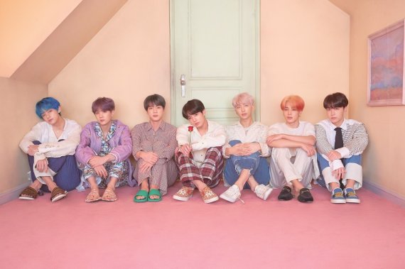 방탄소년단, 英 ‘오피셜 앨범차트 톱 100’ 7위! 韓 가수 최초 2주 연속 ‘톱 10’