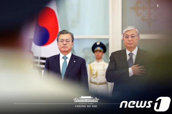 文도 태극기 못 보면 경례 안해..野 김태효 파면 요구 논란