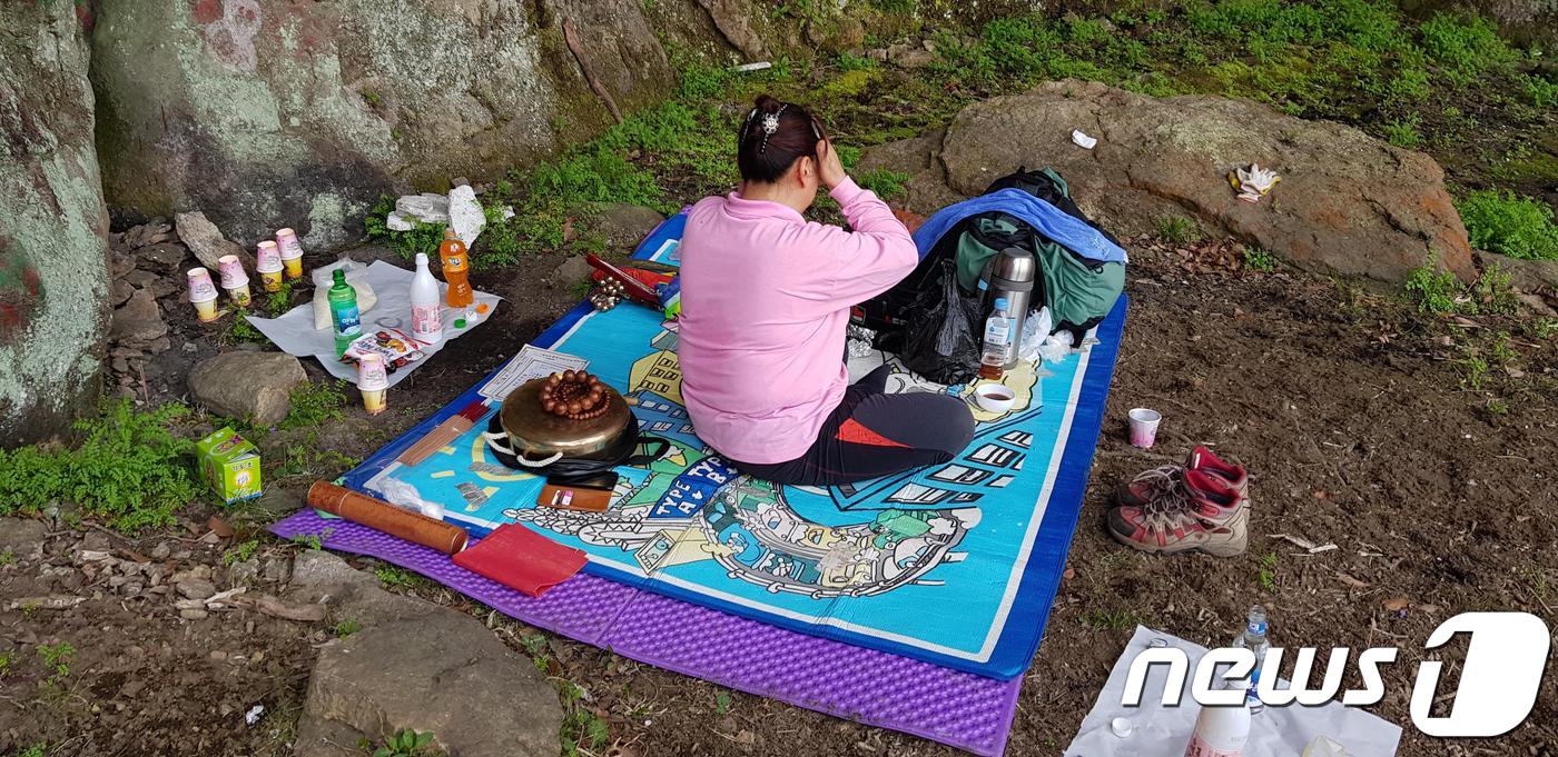 "영기 받자"며 몰려든 무속인들에 한라산 신음, 어떤 일 벌였기에