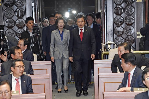 자유한국당 의원총회 참석하는 황교안 대표