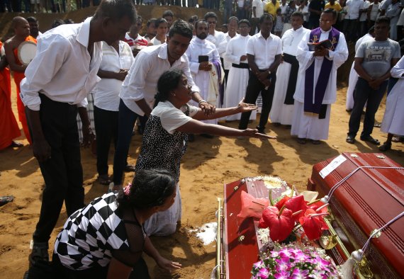 스리랑카 네곰보에서 23일 폭탄테러 유가족들이 이틀 전 부활절 테러로 사망한 희생자의 장례를 치르고 있다.로이터연합뉴스