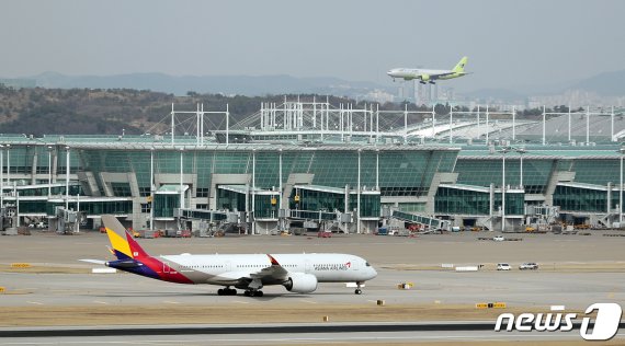 4월16일 오후 인천국제공항 활주로에 아시아나항공 여객기가 계류돼 있다. 2016.4.16/뉴스1 © News1 이재명 기자