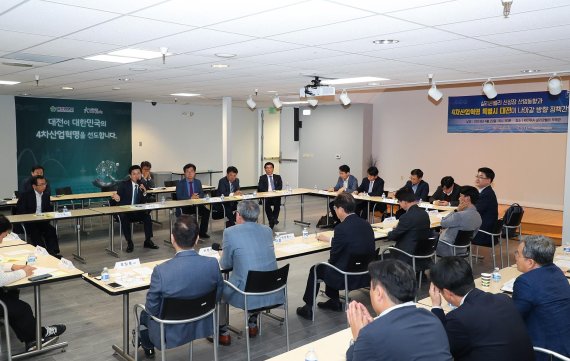 미국을 방문중인 허태정 대전시장 일행이 22일(현지시간) KOTRA 실리콘밸리 무역관에서 4차산업혁명특별시 선도도시 구현 방안 마련을 위한 정책간담회를 개최하고 있다.