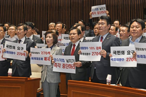 한국당 긴급 의총 황교안 자유한국당 대표(오른쪽 세번째), 나경원 원내대표(오른쪽 네번째) 등 한국당 지도부를 비롯한 소속 의원들이 23일 오전 국회에서 열린 긴급 의원총회에서 여야 4당이 선거법 개정안과 고위공직자비리수사처 법안을 패스트트랙(신속처리안건 지정)으로 지정한 데 대해 항의하는 피켓을 들고 있다. 한국당은 지난 20일에 이어 오는 27일 서울 광화문 세종문화회관 앞에서 대규모 장외집회를 열 예정이다. 사진=박범준 기자