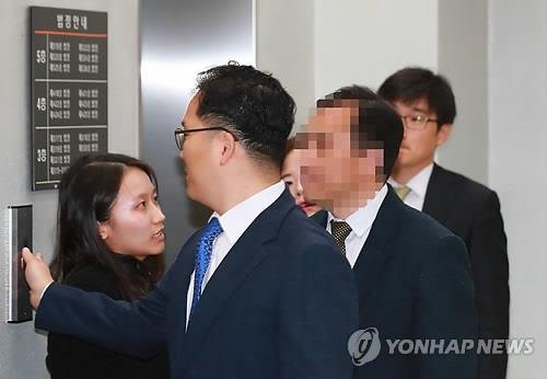 '숙명여고 문제유출' 쌍둥이 아빠 영장 심사 서울 숙명여고에 재직하면서 2학년에 다니는 자신의 딸들에게 정기고사 문제와 정답을 유출한 혐의를 받는 전임 교무부장 A씨가 지난 20 /사진=연합뉴스