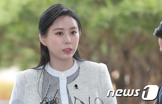 "미쳐가지고", "삼류쓰레기 소설" 윤지오가 발끈한 까닭