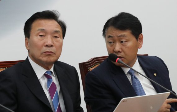 굳은 표정의 손학규-김관영 (서울=연합뉴스) 이진욱 기자 = 바른미래당 손학규 대표(왼쪽)와 김관영 원내대표가 24일 국회에서 열린 최고위원회의에 참석해 있다. 2019.4.24 cityboy@yna.co.kr (끝) <저작권자(c) 연합뉴스, 무단 전재-재배포 금지> /사진=연합 지면화상