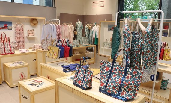 LF가 국내 전개하는 프랑스 여성복 브랜드 ‘바네사브루노’가 24일부터 5월 16일까지 라이프스타일 쇼핑문화공간 라움 이스트 1층에 ‘카바스 보야지’ 팝업 스토어를 운영한다.