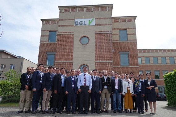 벨기에 브뤼셀에서 4월 23~24일 열린 원전 안전성 향상 국제공동연구인 'OECD-ATLAS 2차 프로젝트의 진도점검회의' 참가자들이 기념촬영을 하고 있다.