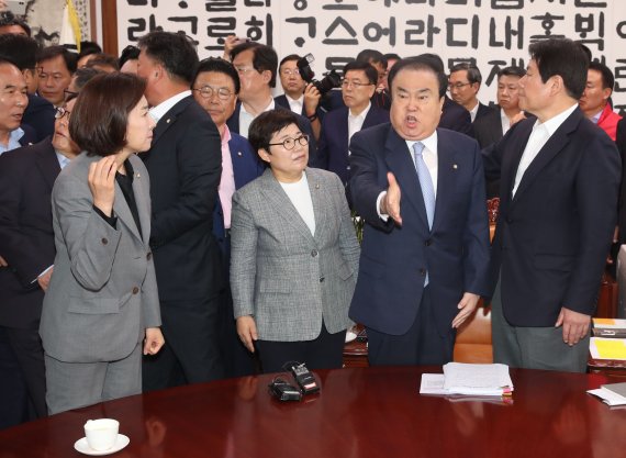 자유한국당 의원들과 설전하는 문 의장
