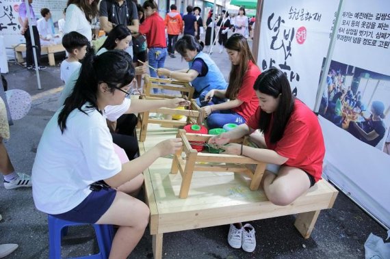 지난해 열린 '순천 문화재 야행'에서 참가자들이 전통문화체험을 하고 있다.사진=순천시 제공