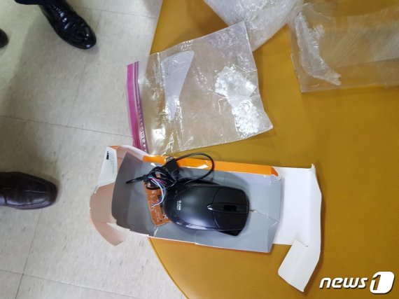 A씨가 마우스에 숨겨 밀수출을 시도한 마약(서울 노원경찰서 제공) © 뉴스1