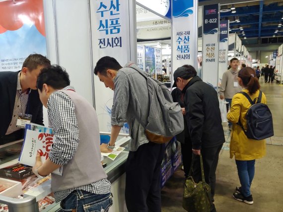 24일 서울 삼성동 코엑스에서 열린 제15회 서울국제수산식품전시회에서 참관객들이 업체 부스를 돌며 제품을 둘러보고 있다.