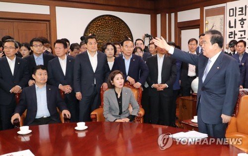 (서울=연합뉴스) 김주형 기자 = 문희상 국회의장이 24일 오전 국회의장실로 항의 방문한 자유한국당 의원들과 설전을 벌이고 있다. kjhpress@yna.co.kr /사진=연합뉴스