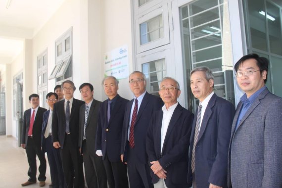 대한민국 원자력 기술자립의 주역들이 모인 글로벌원자력전략연구소가 4월 22일(현지시간) 베트남 달랏대학교에 방사선안전기술센터를 설립 기념식후 기념촬영을 하고 있다.