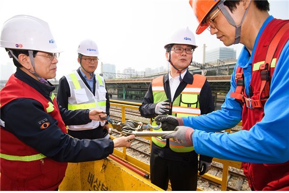 손병석 코레일 사장(오른쪽 두번째)이 24일 영등포전기사업소의 전기시설 점검차량에서 전차선 등 전기보수 작업 상황을 살펴보고 있다.