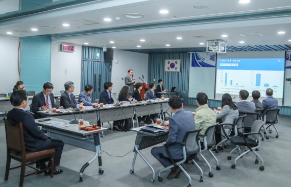 지난 24일 오후 당진시청 중회의실에서 열린 제 1회 에너지위원회 회의 모습.