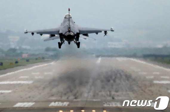 경기도 평택시 오산공군기지에서 F-16 전투기가 임무를 수행하고 있다. /뉴스1 © News1 오장환 기자
