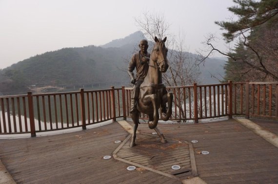 포천 명성산 산정호수 둘레길 궁예상. 사진제공=경기북부청