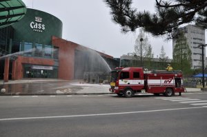 24일 오비맥주 청주공장 임직원들이 공장서 청주 서부 소방서와 합동으로 소방대응 훈련을 실시하고 있다.