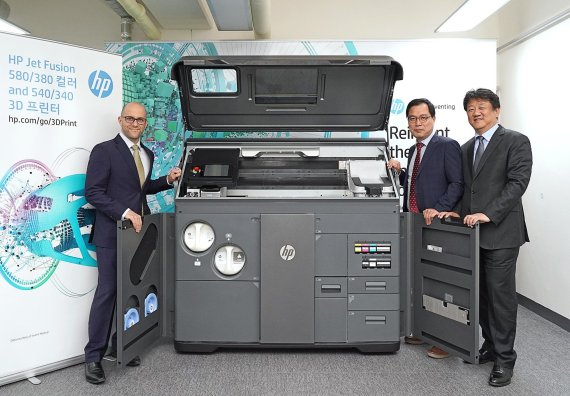 알렉스 랄루미에르 아시아태평양지역 3D 프린팅 및 디지털 제조 담당 디렉터(왼쪽 첫번째)와 인터아이코리아 장민수 대표(왼쪽 두번째), HP코리아 김대환 대표가 25일 서울 HP 젯 퓨전 500시리즈 3D 프린터 국내 출시를 기념해 포즈를 취하고 있다.