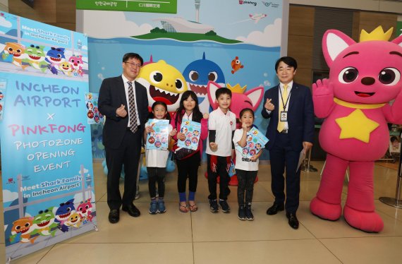 25일 인천공항 1여객터미널 면세지역에 위치한 '바닷속 인천공항 포토존'에서 인천공항공사 임남수 여객서비스본부장(사진 오른쪽), 임병기 미래사업추진실장(사진 왼쪽) 이 인천공항을 찾은 어린이 여객들과 기념촬영을 하고 있다. /사진=인천국제공항공사