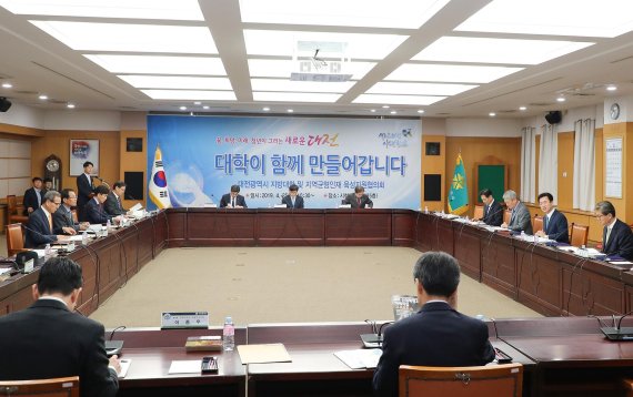 25일 허태정 대전시장과 오덕성 충남대 총장, 설동호 교육감 등 지역 대학 총장, 대덕산업단지관리공단 방기봉 이사장 및 관계자 20명이 참석한 가운데 대전시 지방대학 및 지역균형인재 육성지원협의회가 열리고 있다.