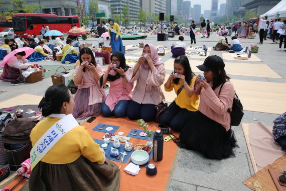 인도네시아 관광객들이 24일 서울 광화문광장에서 열린 '1인 찻자리' 플래시몹에서 차를 마시고 있다.