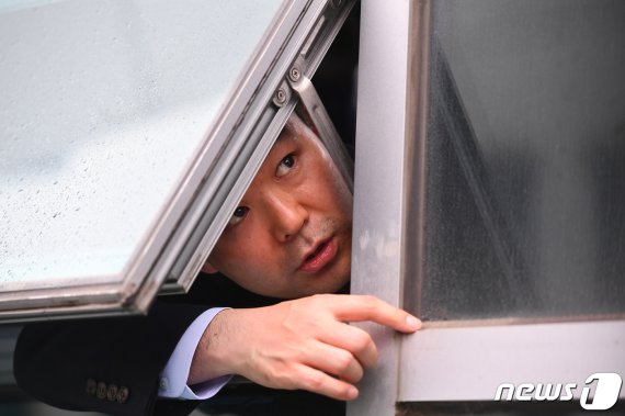 한국당 의원들에게 감금당한 채이배, 그가 생각한 최후의 수단