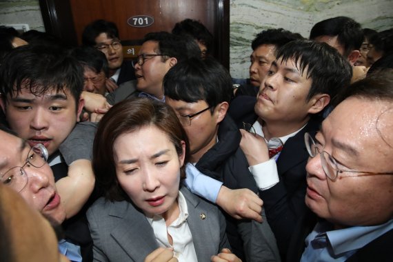 '패스트트랙 추진'에 한국당, 국회 점거·봉쇄·감금..文의장 경호권 발동