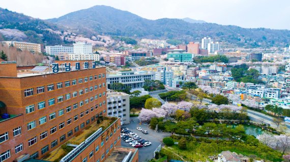 경남대가 교육부 및 한국과학창의재단이 공모한 ‘2019년 체육·예술 교육기부 거점대학’ 운영 사업단에 2년 연속 선정됐다./사진=경남대