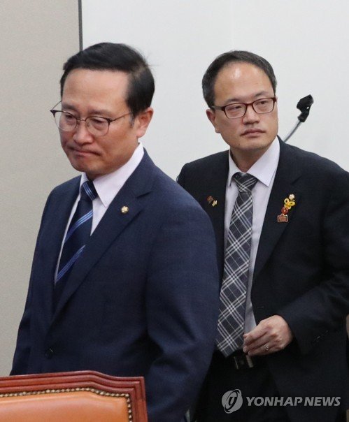 더불어민주당 홍영표 원내대표(왼쪽)와 박주민 의원이 26일 국회에서 열린 최고위원회의에 들어서고 있다