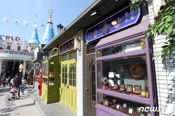 롯데월드 어드벤처 메인브리지에 과거 모습으로 꾸며진 서울거리. 2019.4.17/뉴스1 © News1 황기선 기자